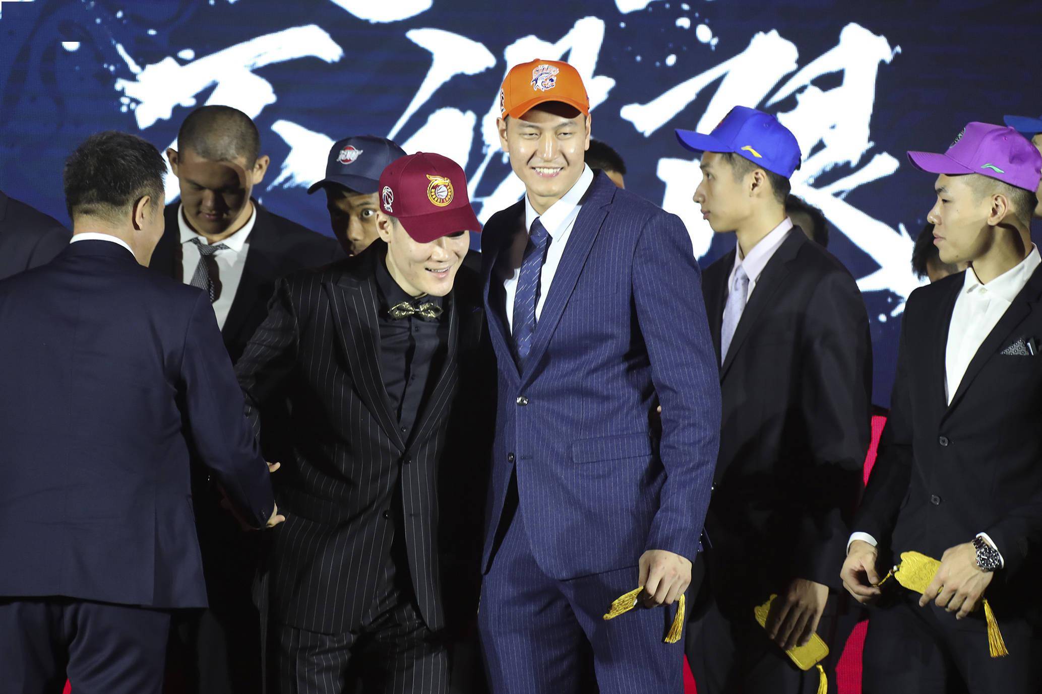 包含赛地聚焦：法甲赛后热度飙升，尤文图斯临场应变，气氛紧张，身体对抗强度拉满的词条