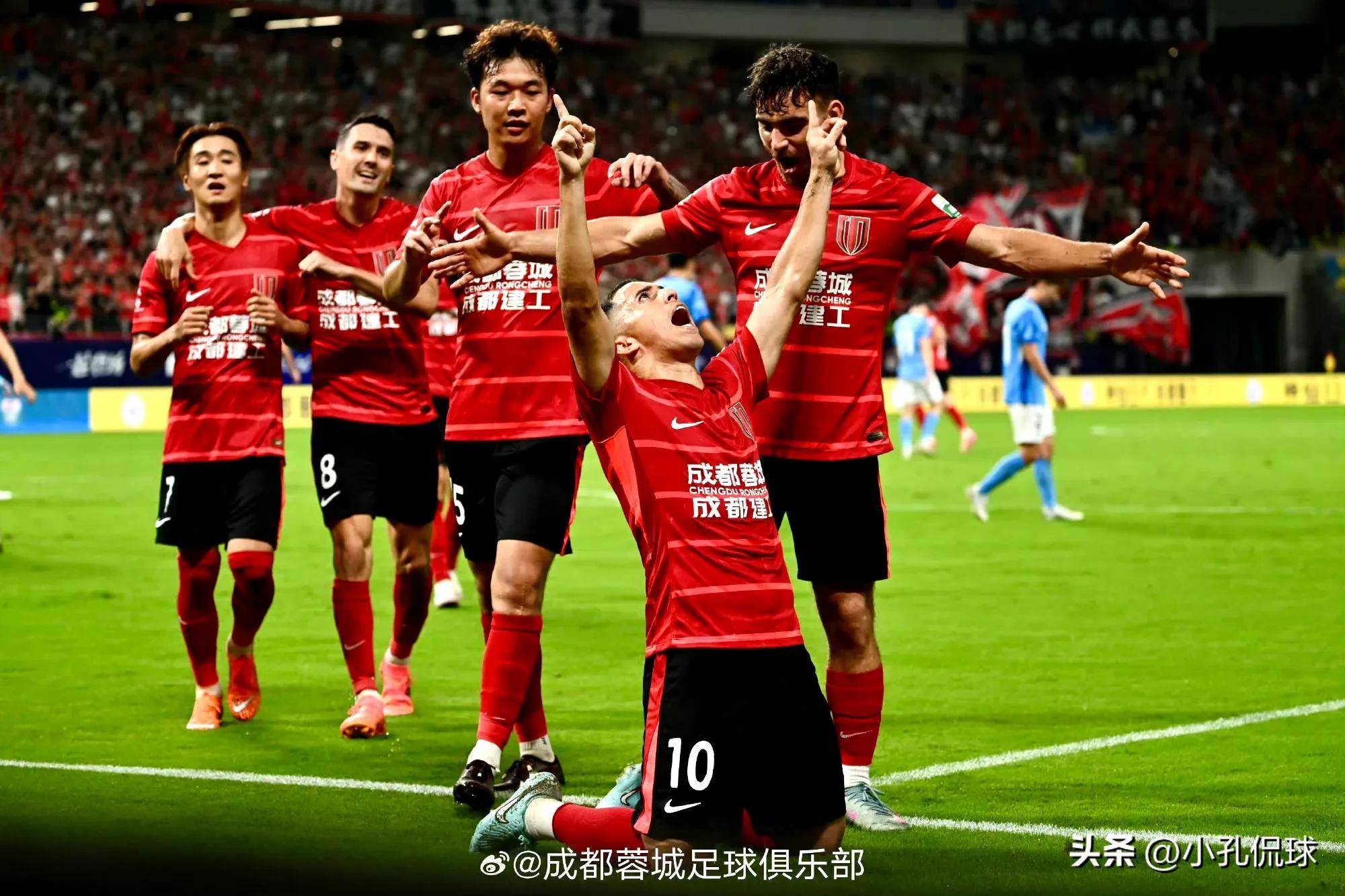 成都蓉城迎英超关键赛；转会期临场应变；目标明确；轮换策略成焦点的简单介绍